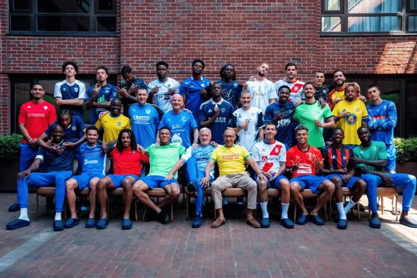 Jogadores da França com camisas de times do país