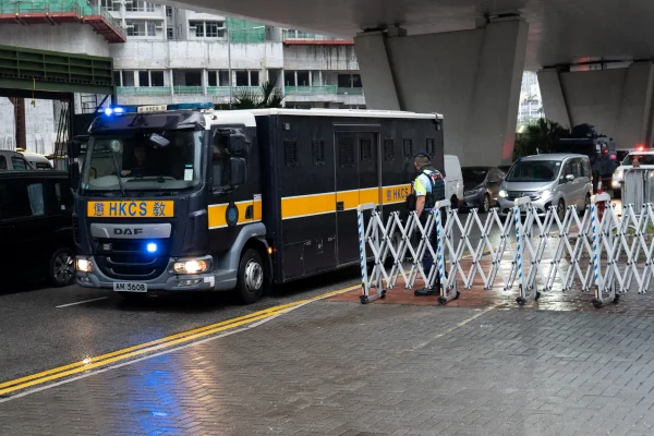 Ativistas presos chegam a West Kowloon Court em Hong Kong, China