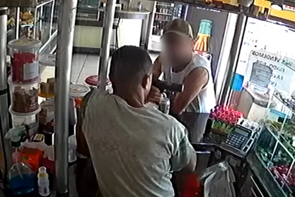 Vídeo: homem ameaça comerciantes com arma de fogo e é preso em seguida