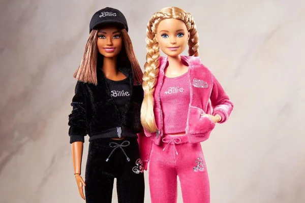 Na imagem com cor, duas bonecas barbies, cada uma com look rosa e vermelho - Metrópoles