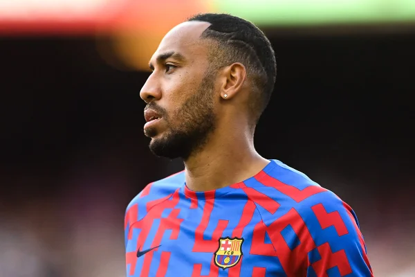 Agredido com barra de ferro, Aubameyang sofreu fratura na mandíbula
