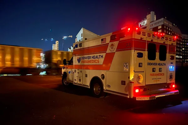 Foto colorida de ambulância na rua à noite - Metrópoles