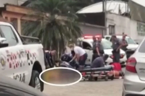Imagem colorida mostra atendimento a dois homens baleados após briga por música alta no litoral paulista - Metrópoles