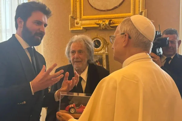 Imagem colorida de Al Pacino conhecendo o novo papa - Metrópoles