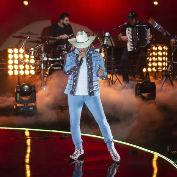 foto de homem cantando
