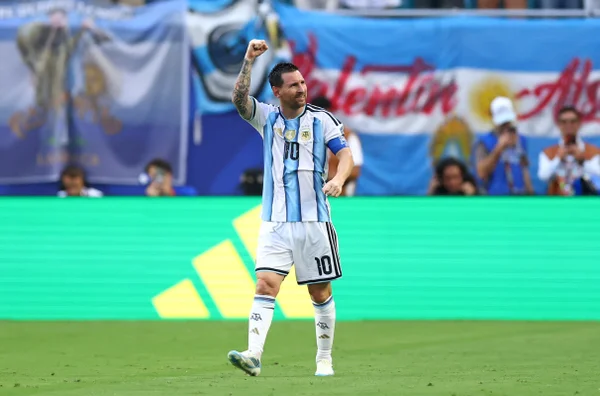 Lionel Messi comemora gol pela Argentina diante de Cabo Verde