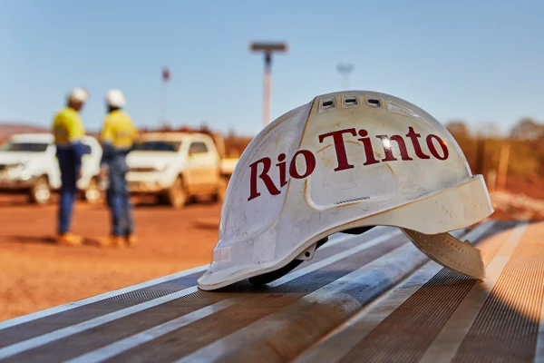 Imagem de capacete da Rio Tinto, empresa anglo-australiana Rio Tinto é uma gigante global de mineração - Metrópoles