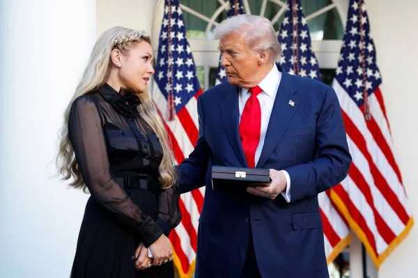 Foto colorida de Trump ao lado de Erika Kirk - Metrópoles