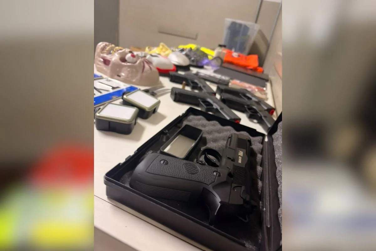 Objetos apreendidos pela polícia no veículo em que os suspeitos foram abordados Objetos apreendidos pela polícia no veículo em que os suspeitos foram abordados