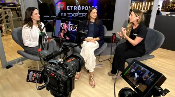 Foto colorida de gravação de entrevista sobre renda fixa na Expert XP - Metrópoles