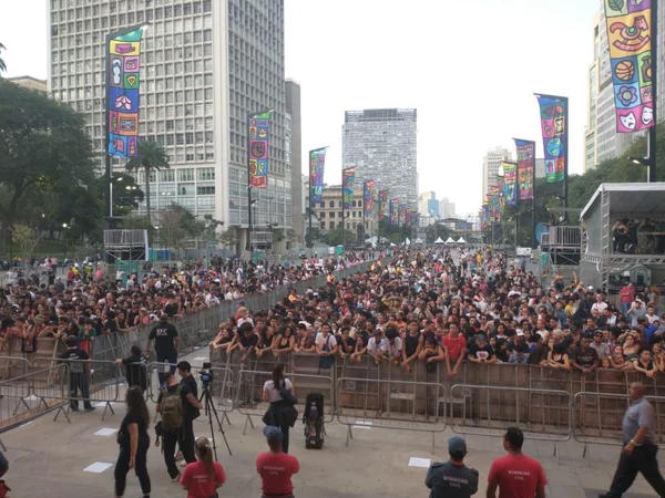 Público começa a chegar à abertura da Virada Cultural
