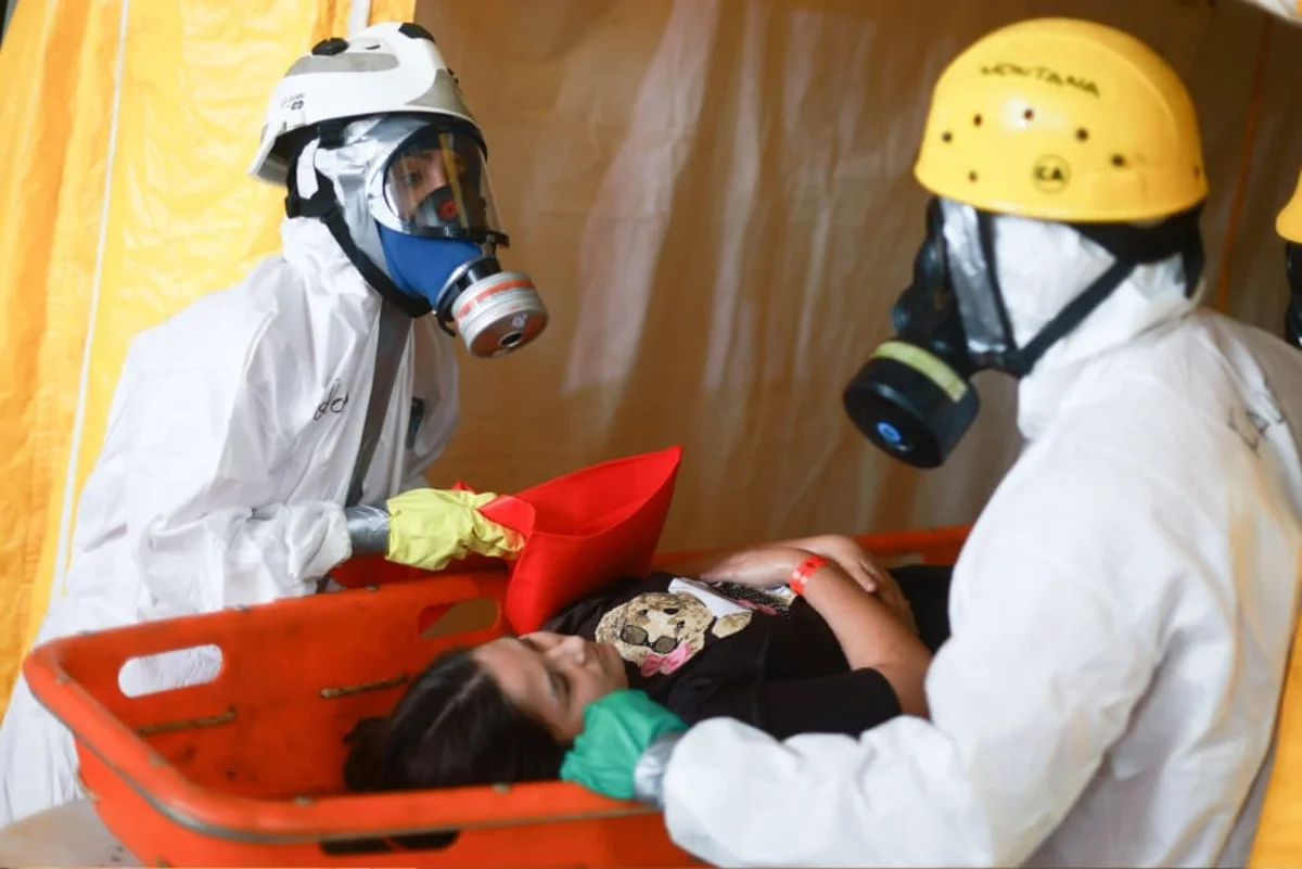 A operação foi dividida em dois eixos de atuação: no nível superior do estádio, as equipes executaram os procedimentos de descontaminação, atendimento preliminar e triagem das vítimas