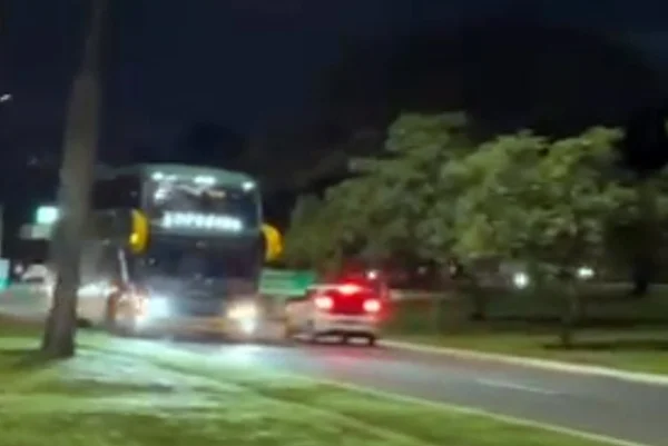 ônibus andando na contramão na 203 Norte