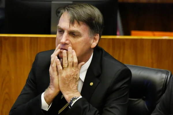 Site desmente post tuitado por Bolsonaro sobre repórter brasileira