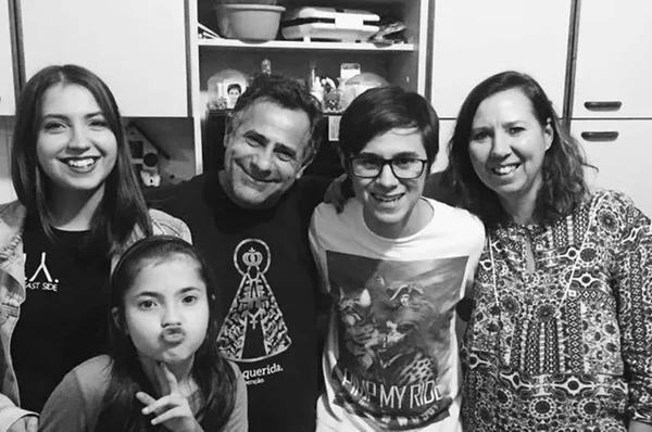 Rafael Miguel faria 23 anos e ganha homenagem de irmã e namorada