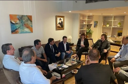 Foto do encontro da comitiva de Jair Bolsonaro com Javier Milei - Metrópoles