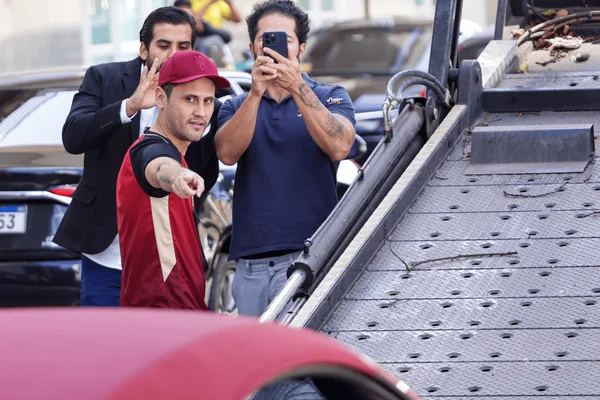 O senador Cleitinho gravando vídeo durante ação da PF que apreendeu carros do "careca do INSS", em Brasília