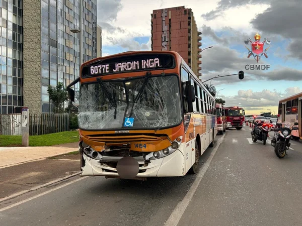 Batida entre dois ônibus no Eixo Monumental deixa cinco feridos