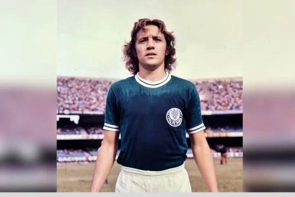 Imagens coloridas mostram foto antido do jogador Leivinha, homem branco, com a camisa verde do Palmeiras e calção branco, em jogo no Morumbi