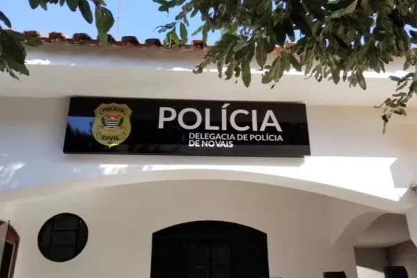 Imagem colorida de fachada da Polícia Civil em Novais, no interior de São Paulo. Metrópoles