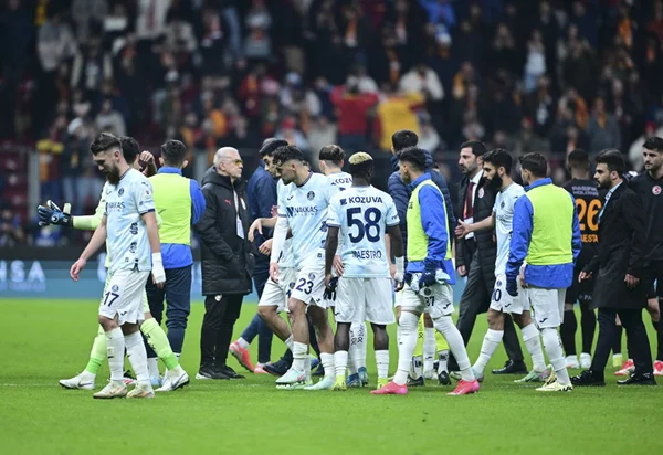 Imagem colorida dos jogadores do Adana Demirspor deixando o campo - Metrópoles