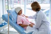 O tratamento é feito com cirurgia, radioterapia ou quimioterapia, a depender do tamanho e da gravidade de cada caso, e as chances de cura são maiores quando o tumor é identificado precocemente, assim como em qualquer outro tipo de câncer 