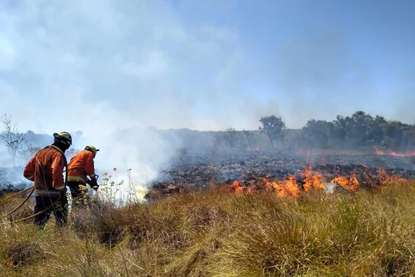Bombeiros apagam fogo na Área Alfa da Marinha do Brasil, setembro de 2020