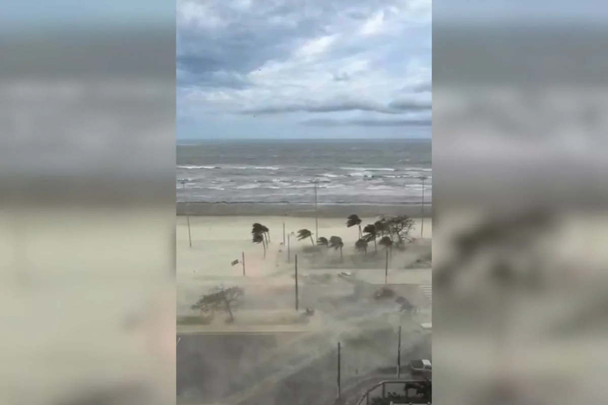 Com um morto e diversos estragos provocados pelos ventos no litoral paulista, governo deslocou um gabinete de crise para acompanhar Com um morto e diversos estragos provocados pelos ventos no litoral paulista, governo deslocou um gabinete de crise para acompanhar