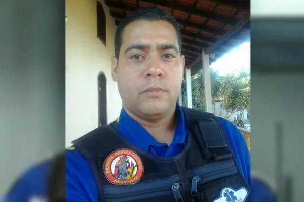 Brigadista de farda azul