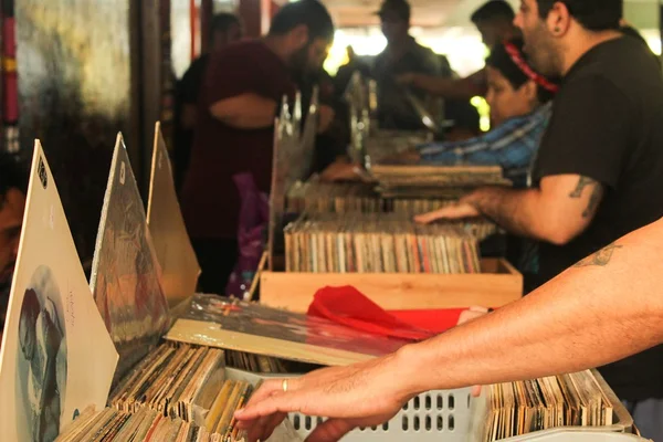 No Conic, quem doar um brinquedo vai ganhar um disco de vinil