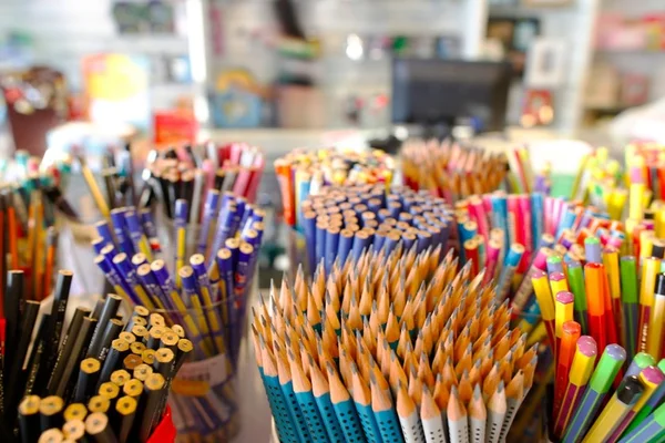 Campanha para doar materiais escolares acaba nesta sexta-feira (16/2)