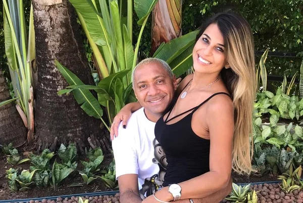 Corpão! Mulher de Tiririca mostra boa forma aos 41 anos