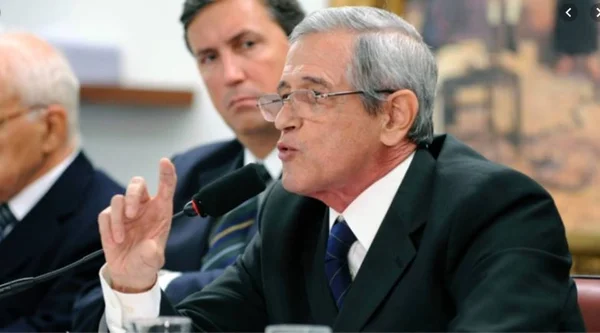 General reage a ataque de Carlos Bolsonaro ao GSI: “Idiota inútil”