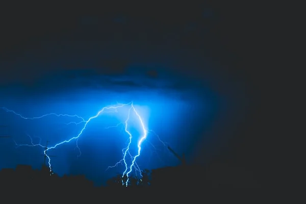 Tempestade elétrica com raios