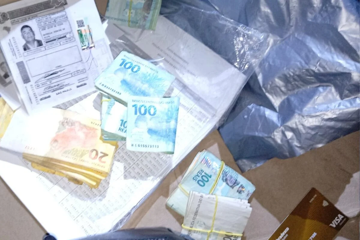 Quase R$ 20 mil forma abandonados por invasores Quase R$ 20 mil forma abandonados por invasores