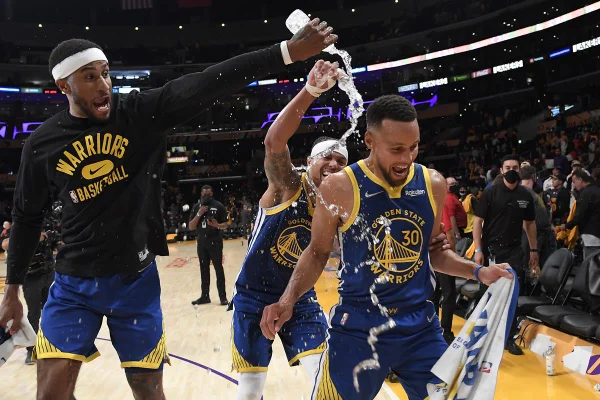 Em LA, Curry brilha e Warriors batem Lakers no jogo de estreia na NBA