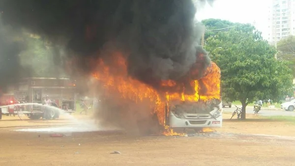 Susto no Gama. Ônibus pega fogo no setor bancário da cidade