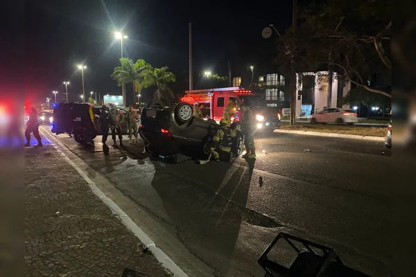 Acidente acaba com carro capotado e vítima hospitalizada, no Guará
