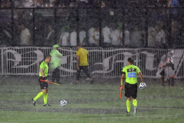 Forte chuva paralisa Vasco x Internacional por mais de uma hora