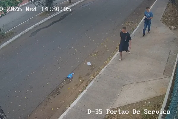 Dois homens caminhando na calçada