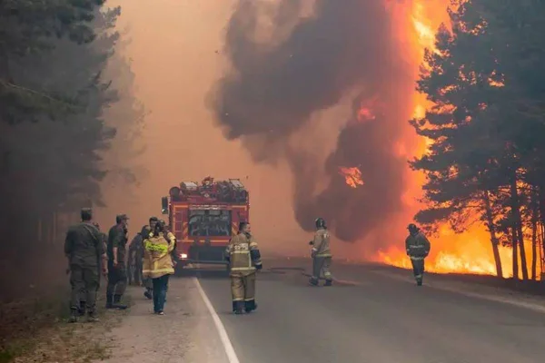 Imagem colorida de combate a incêndio no Ártico