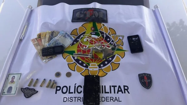 Bandidos libertam vítimas de sequestro relâmpago na frente de PMs