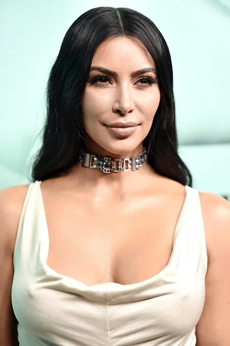 <b>Kim Kardashian</b>: a empresária sofre com as marcas no corpo causadas pela psoríase há oito anos. As primeiras lesões surgiram em suas pernas. Durante um episódio de Keeping Up with the Kardashians, Kim revelou a insegurança que tinha por ter sua aparência afetada pelas lesões <b>Kim Kardashian</b>: a empresária sofre com as marcas no corpo causadas pela psoríase há oito anos. As primeiras lesões surgiram em suas pernas. Durante um episódio de Keeping Up with the Kardashians, Kim revelou a insegurança que tinha por ter sua aparência afetada pelas lesões