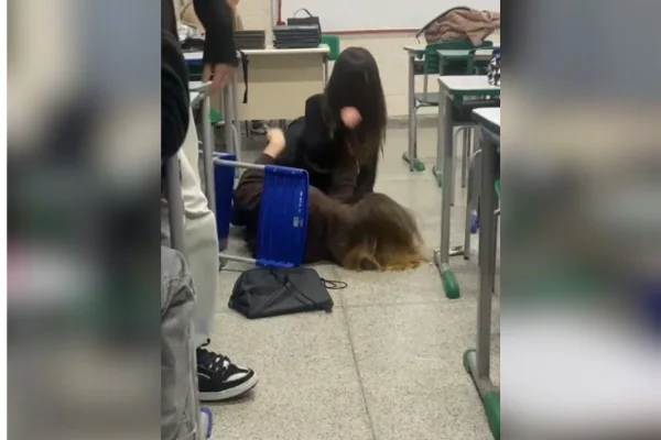 Imagem colorida mostra duas adolescentes brigando dentro de sala de aula em São Paulo - Metrópoles