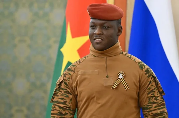 Imagem colorida mostra o presidente de Burkina Faso, Ibrahim Traoré - Metrópoles