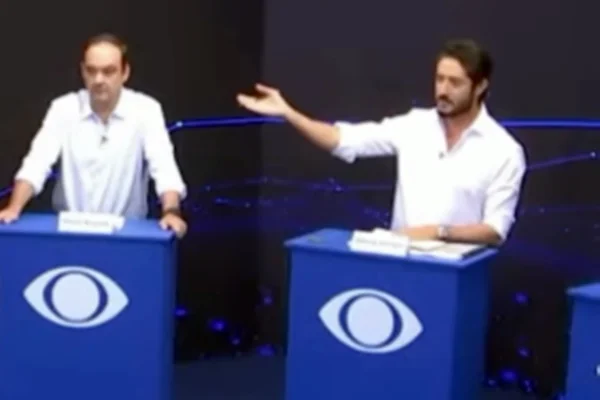 Band corta microfones durante bate-boca entre Kalil e Gabriel em MG