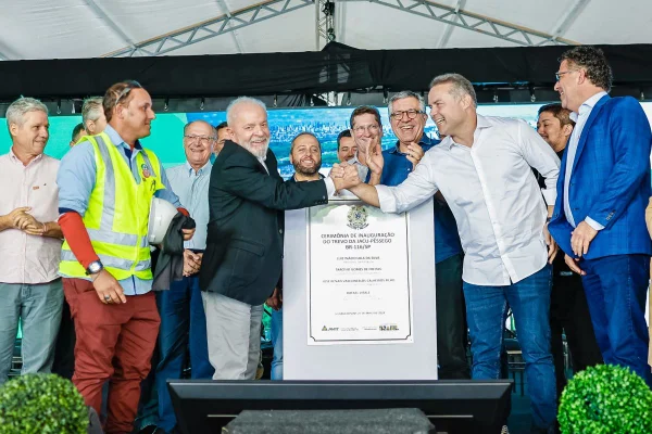 Lula entrega obra em SP e encara novo protesto por verba para educação