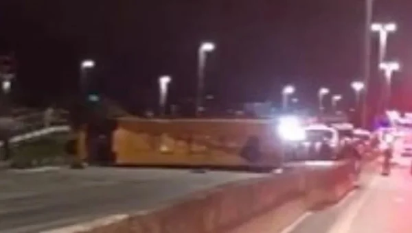 Motorista de micro-ônibus morre após bater em mureta e ser arremessado no Anel Rodoviário, em BH