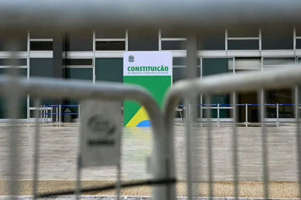 Réplica gigante da Constituição é colocada em frente ao Supremo Tribunal Federal, em 2024 - Metrópoles
