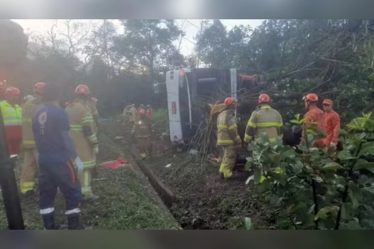 Acidente de ônibus deixou 10 mortos em Petrópolis Acidente de ônibus deixou 10 mortos em Petrópolis